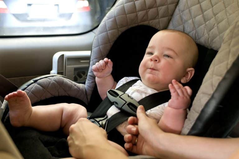 3 astuces pour voyager en sécurité avec son bébé dans le siège auto !