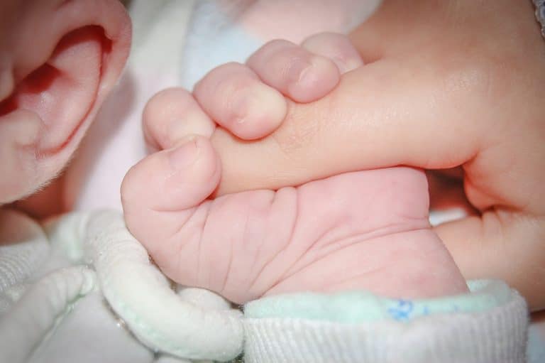 Un bébé en état de mort cérébrale survit miraculeusement