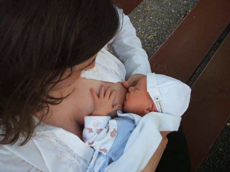 Une mère ayant eu honte d’allaiter son enfant fait le buzz