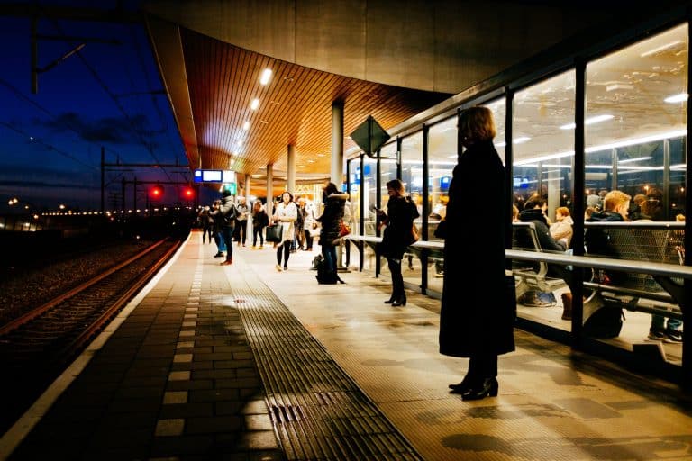 Elle donne naissance à son enfant derrière un guichet de la gare Montparnasse à Paris