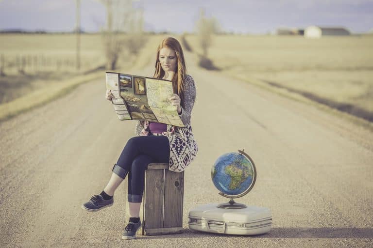 Une famille riche recrute un photographe pour les accompagner lors de leur voyage à travers le monde