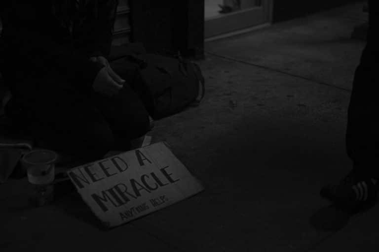 Un petit garçon décide d&rsquo;offrir des cadeaux à un mendiant