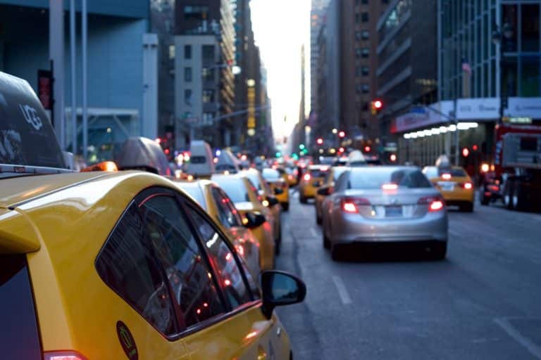 Le chauffeur Uber oublie la maman et part avec le petit garçon !