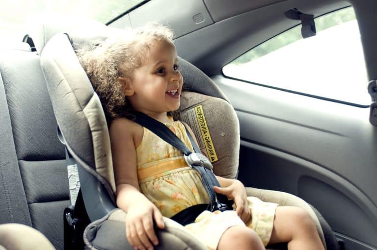 Bébé en voiture : quand peut-on le mettre face à la route ?