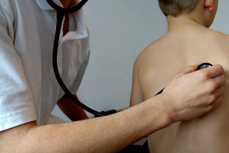Toux sèche, toux grasse quelle différence quand mon bébé en est atteint ?
