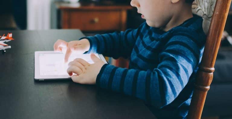 Attention aux méfaits de la lumière bleue sur les yeux de vos enfants