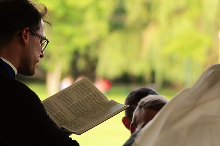 Le Vatican admet des règles secrètes pour les prêtres ayant des enfants