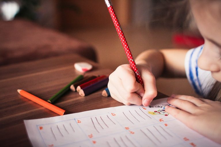 L’éducation sexuelle : le droit des parents de retirer leurs enfants de ces cours pourrait disparaître au Royaume-Uni