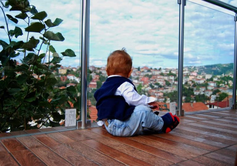 Un bébé s&rsquo;en sort indemne suite à une chute de 8 mètres depuis immeuble