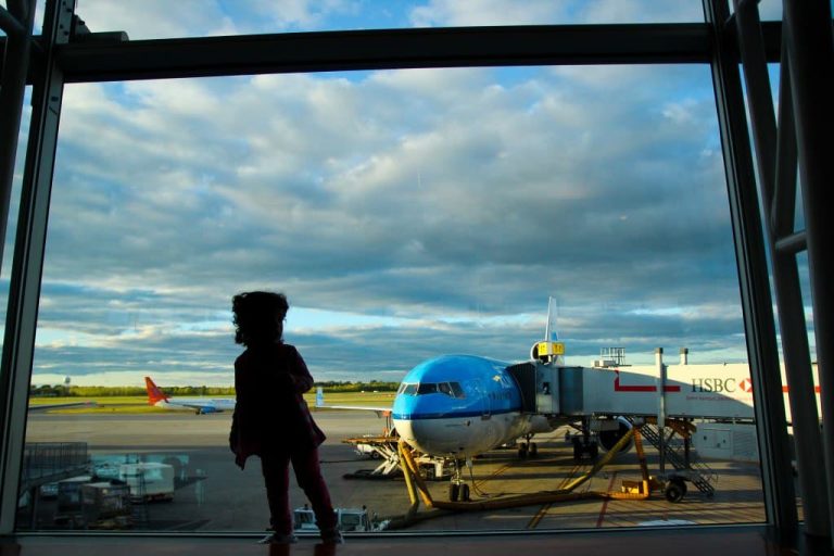 En avion avec son enfant : 4 astuces pour voyager zen !