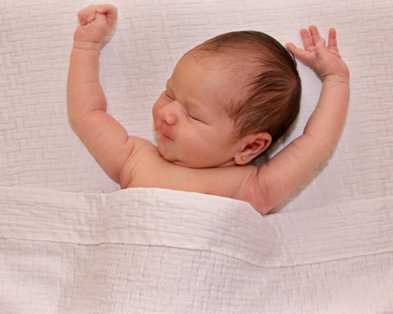 Les produits chimiques présents dans les matelas pour bébé seraient dangereux