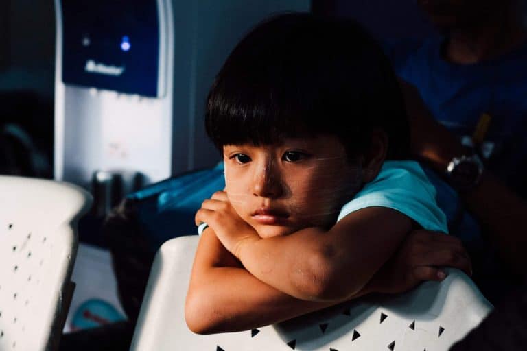 Comment réagir face à son enfant qui touche son sexe en public ?