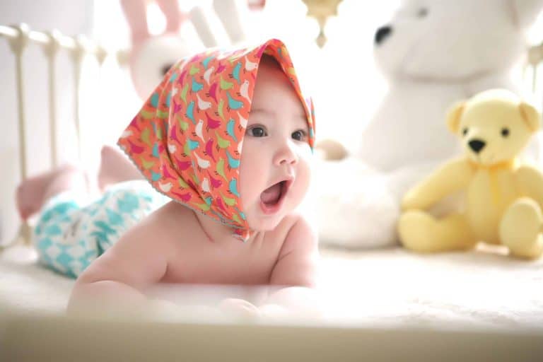 Bébé pleure quand je le change : quelles sont les causes ? Comment réagir ?