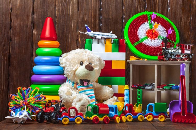 Jouets en plastique : 3 bonnes raisons de ne plus en offrir à vos enfants !