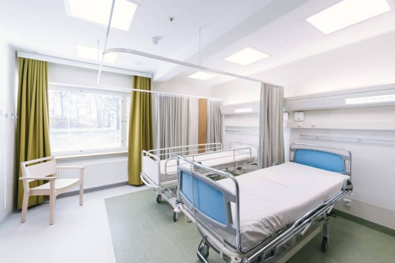 Hospitalisé à même le sol en Angleterre, la photo de cet enfant de 4 ans fait scandale