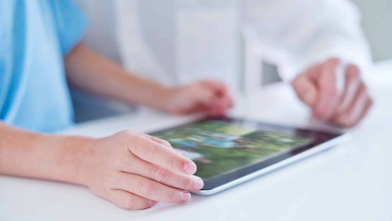 Votre enfant a reçu une tablette à Noël : Comment réagir ?