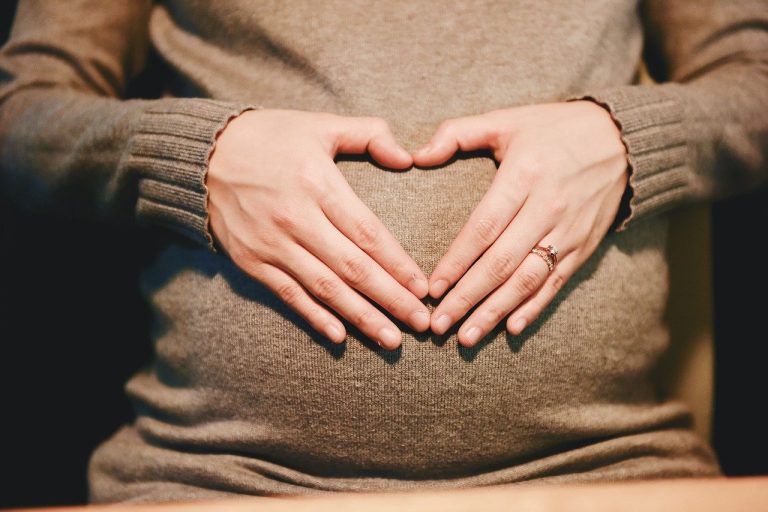 Peut-on faire des colorations et des mèches quand on est enceinte ?