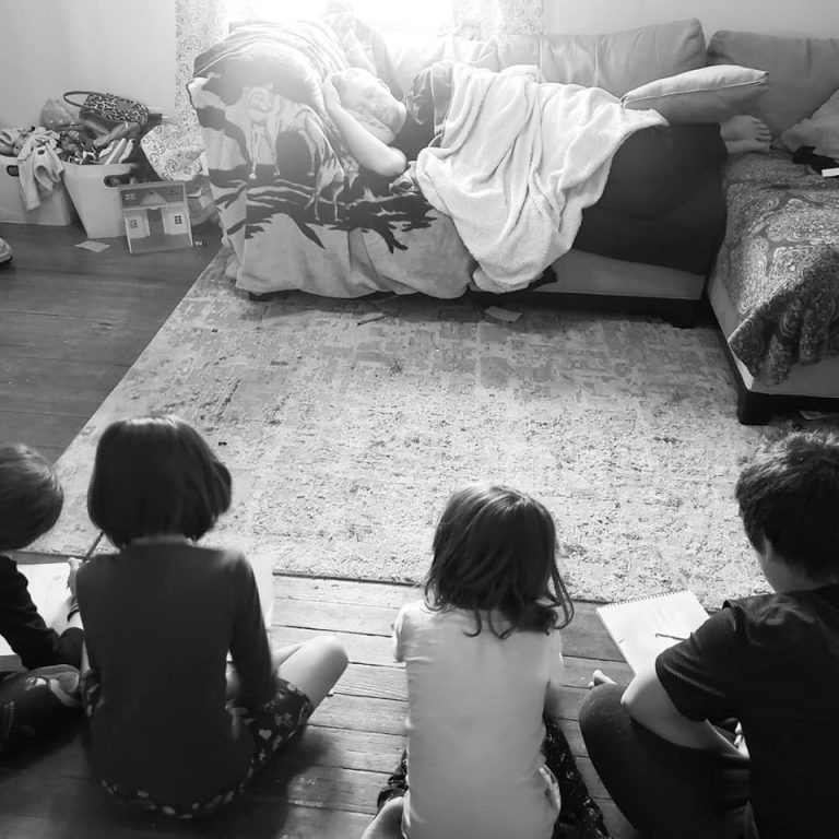 Repos parental : ce père a trouvé un moyen original pour garder ses enfants calmes quand il dort !