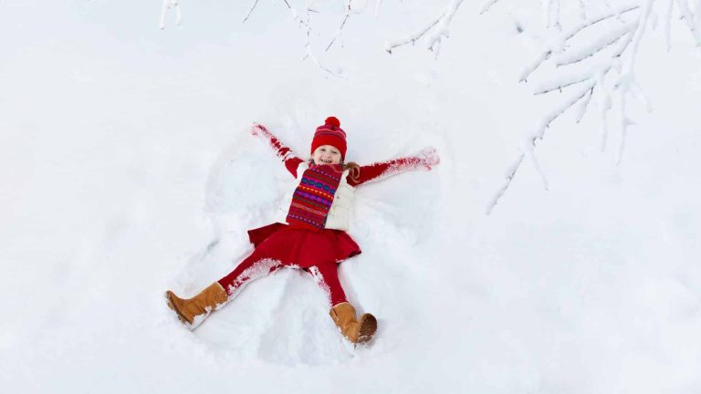 Faut-il laisser vos enfants jouer dehors en plein hiver ?