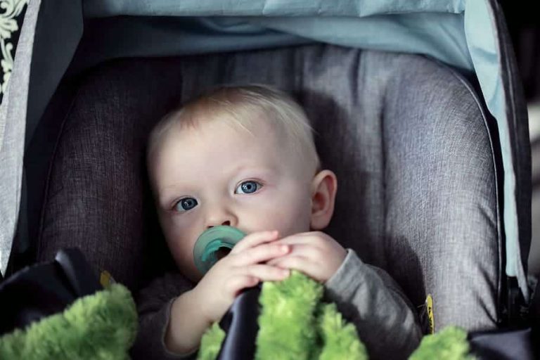 Balade avec son nouveau bébé en hiver : quels sont les bons gestes à adopter ?