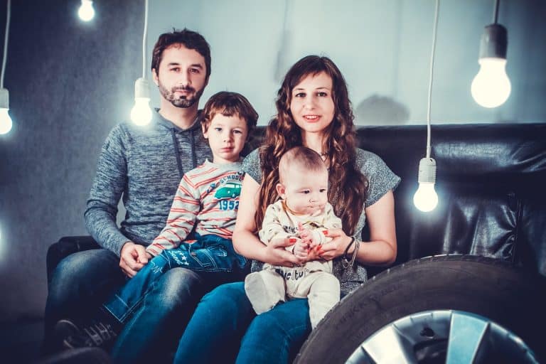 Insolite : se croyant enfant unique, elle se découvre 5 frères et soeurs suite à un test ADN