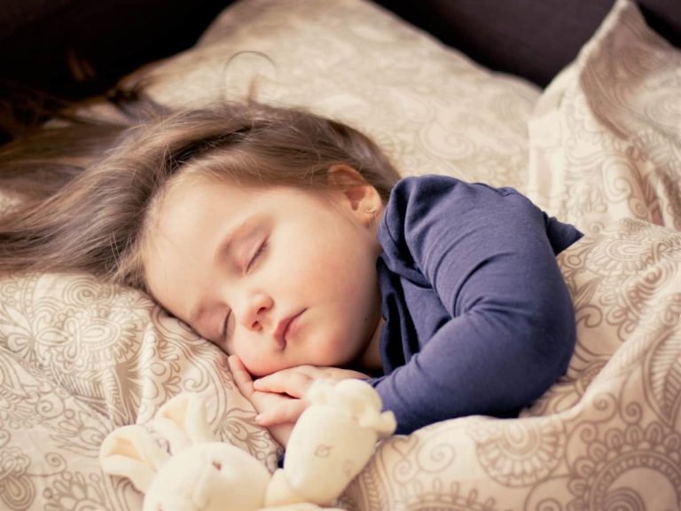 Cette mère trouve une astuce inédite pour pousser son fils à faire la sieste !