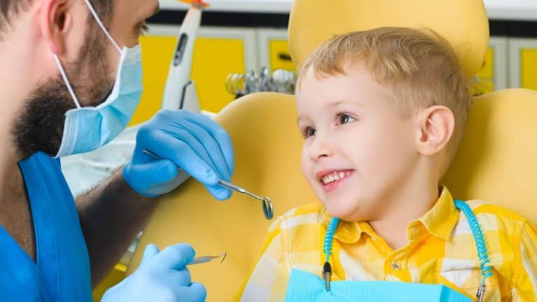 Visites chez le dentiste pour les enfants : à partir de quel âge et à quelle fréquence ?