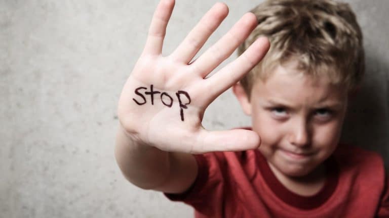 Ce journaliste alerte sur les violences faites aux enfants durant le confinement