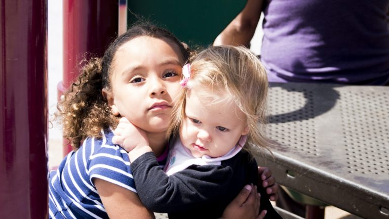 Mère adoptive de 3 enfants blancs, cette femme noire s&rsquo;est faite arrêter et prise pour la baby-sitter