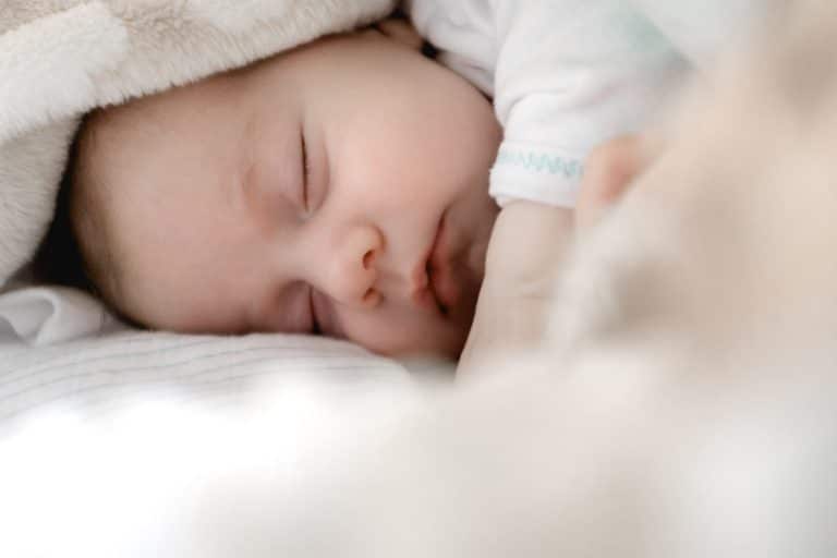 Bébé ne veut pas dormir dans son lit : que faire ?