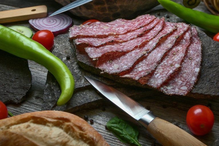 Manger de la charcuterie enceinte : bonne ou mauvaise idée ?