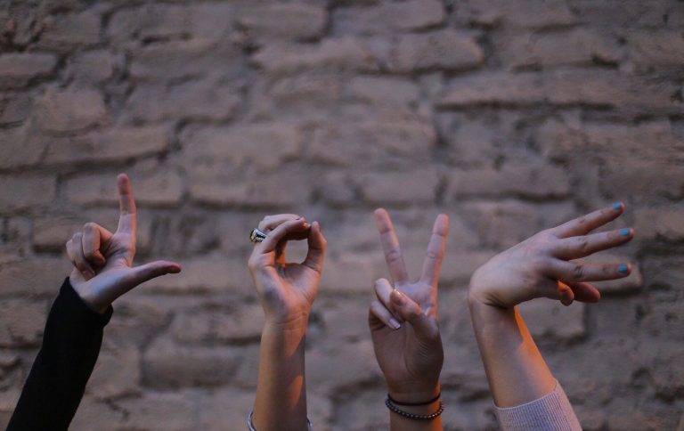 3 bonnes raisons d’apprendre la langue des signes pour communiquer