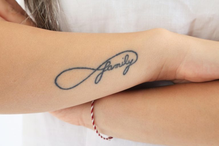 Une mère scandalisée par le geste de sa belle-sœur qui se fait tatouer les prénoms de ses enfants sans consentement