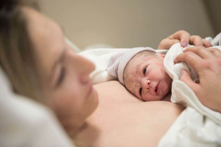 Une naissance difficile : le déclencheur d&rsquo;un parcours vers le féminisme