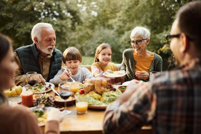 Trois phrases que les grands-parents devraient s&rsquo;abstenir de dire à leurs petits-enfants : les recommandations des spécialistes