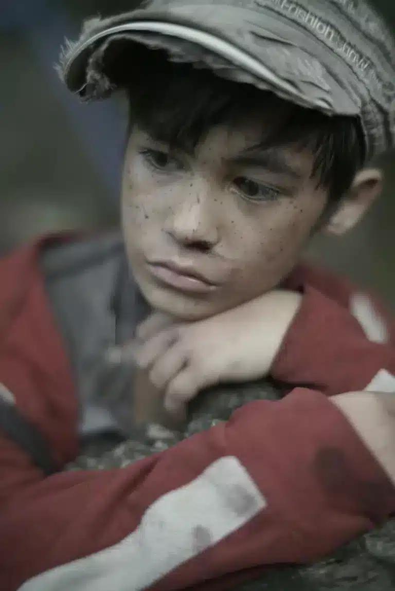 Le désastre invisible : pourquoi des milliers d&rsquo;enfants dorment encore dans nos rues en 2024