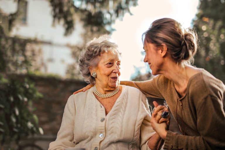 Solutions pour accueillir une personne âgée dépendante : conseils et options d&rsquo;hébergement adaptées