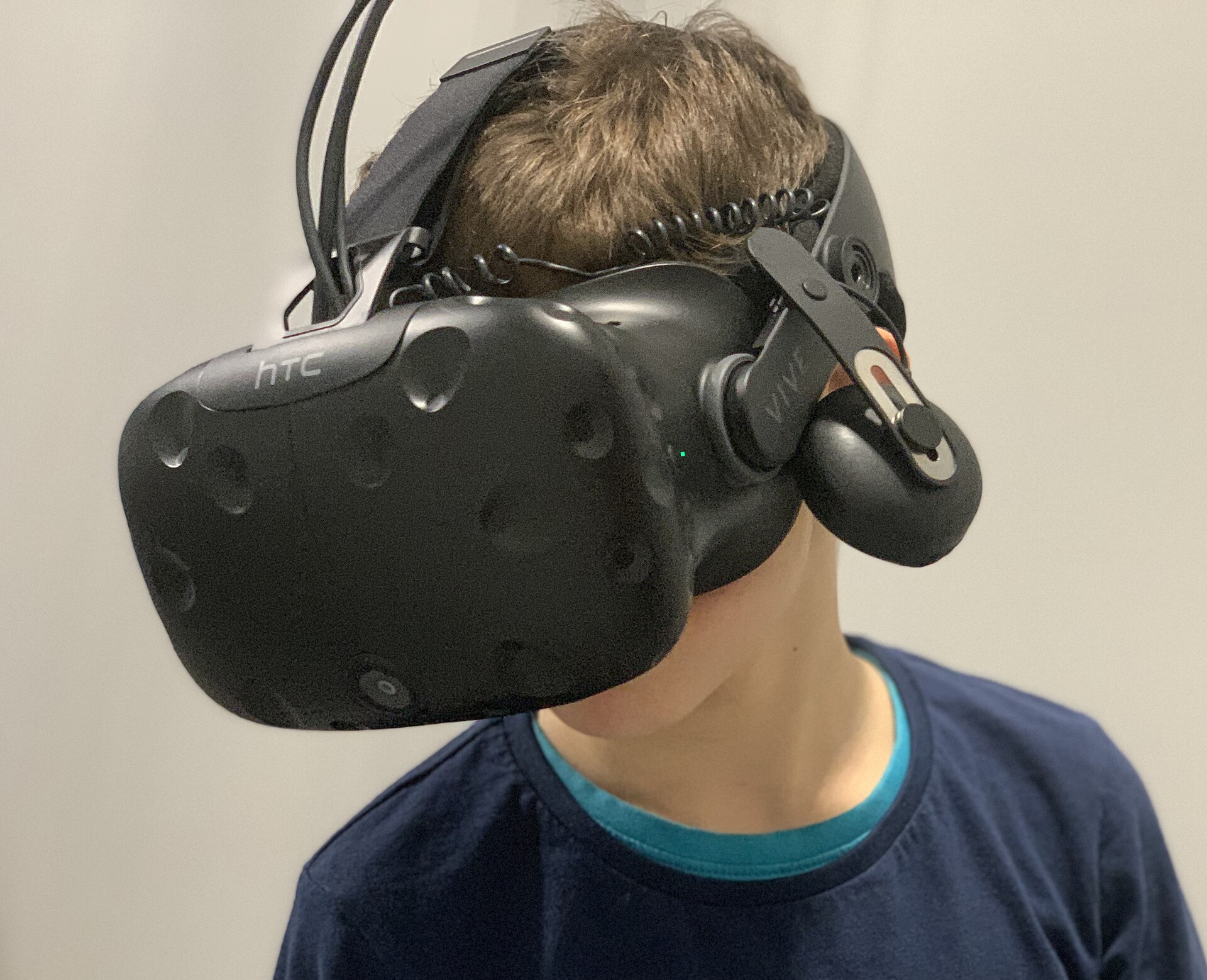 Un garçon de 7 ans portant un casque de réalité virtuelle
