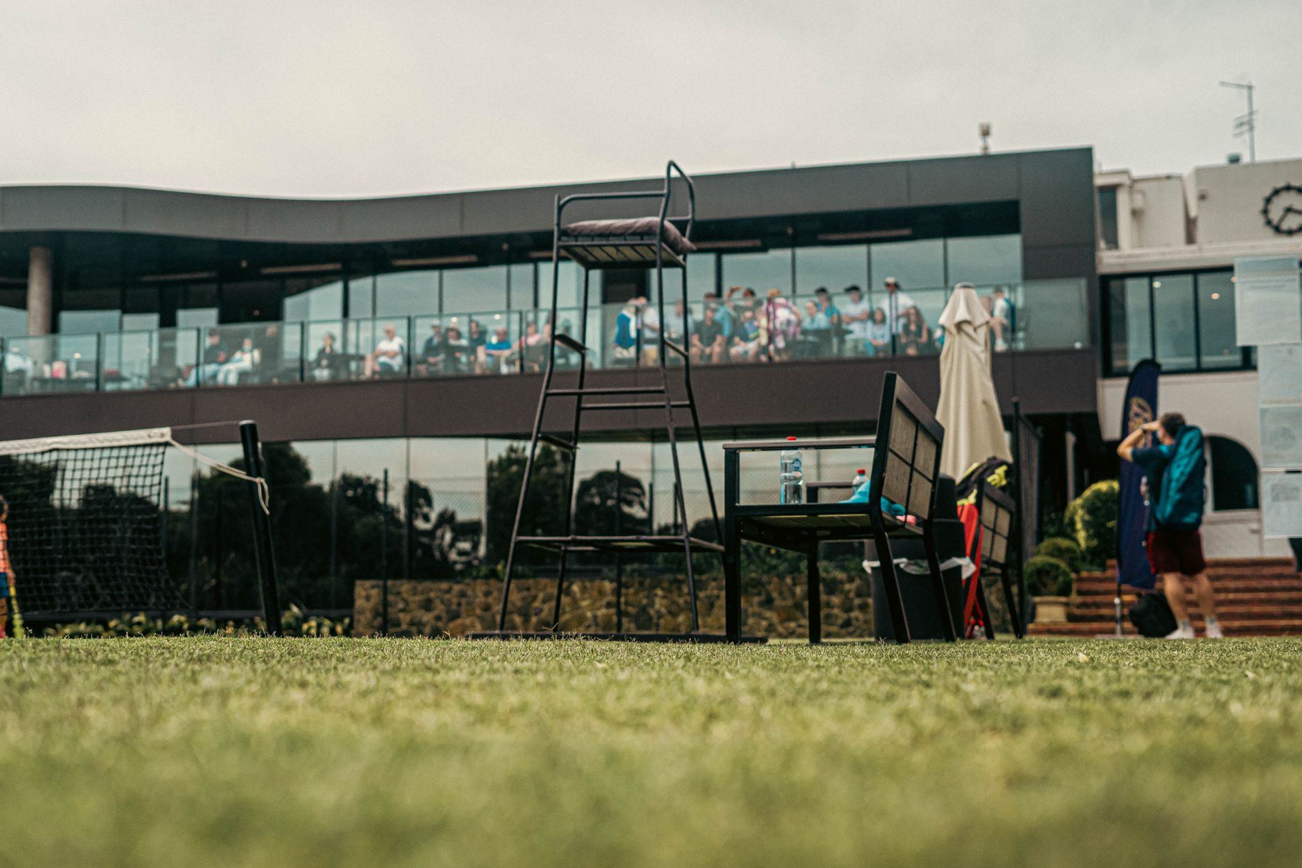 Une scène de court de tennis animée avec des spectateurs dans une installation moderne à Melbourne, en Australie.