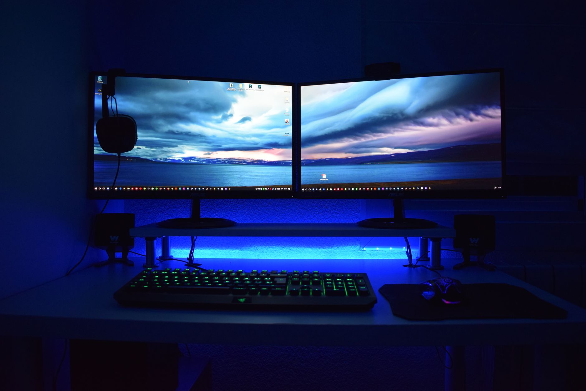 Bureau avec écran d’ordinateur et manette de jeu