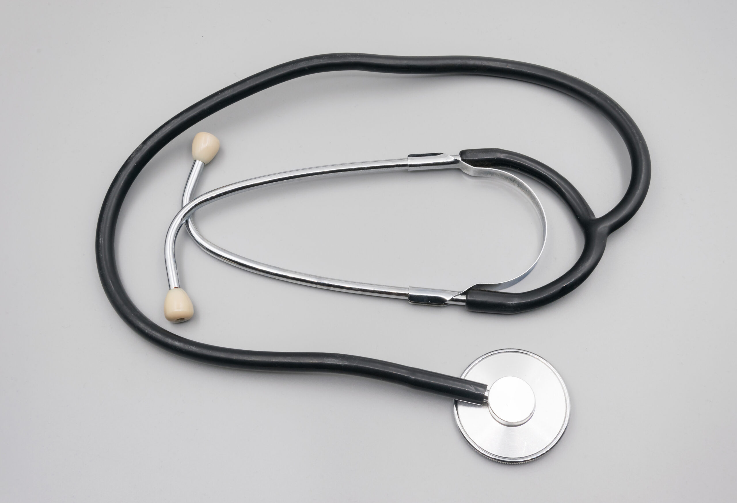 Stéthoscope posé sur une surface claire
